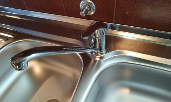 Menjava pomivalnega korita Alveus vključno z armaturo in sifonom Menjava pomivalnega korita Alveus vključno z armaturo in sifonom